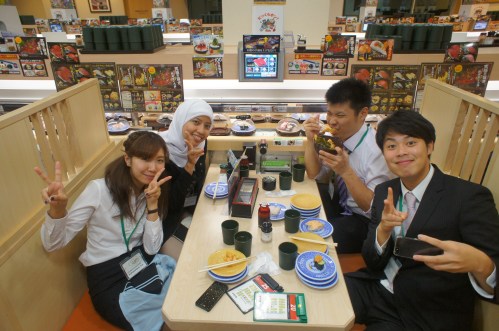 Tampak seperti kumpulan salary-man ya, hehe