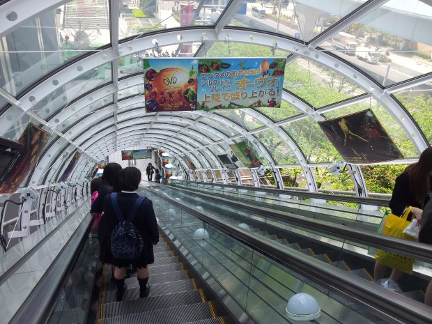 Tube Escalator antara lantai 1 dan lantai 7 Fuji TV