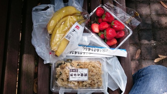 Asari gohan isinya banyak banget bisa untuk 2 orang (500 yen), pisang dan strawberry.