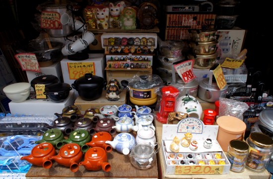 Harganya emang ngga 100 yen, tapi celengan berbentuk kotak pos-nya lucu banget!