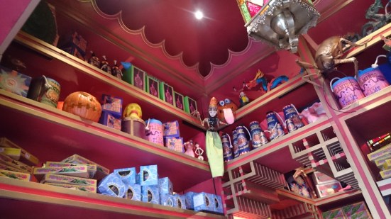 Beberapa item di Zunko's Joke Shop. Kenapalah ada wayang nagkring di situ?