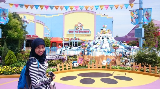 H: "Aaaa.... Snoopy! Ayo kita masuk!" A: "Ntar aja kita ke Harry Potter dulu mumpung masih pagi" H: "..... see you soon, Snoopy" *lebay*